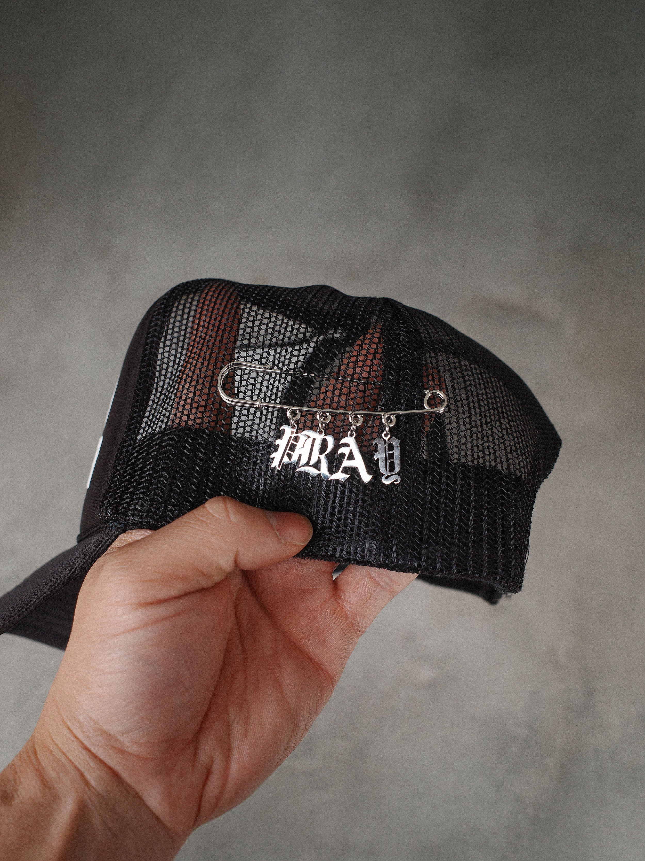 HEART DIRECTOR TRUCKER HAT